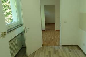 Helle 2,5-Zimmer-Wohnung mit zwei Balkonen – ruhig, grün und bestens angebunden (1 Min. zur U-Bahn!) – Die vollständige Adresse der Immobilie erhältst du vom Anbieter., 81375 Neuhadern, München – Vorschaubild 2
