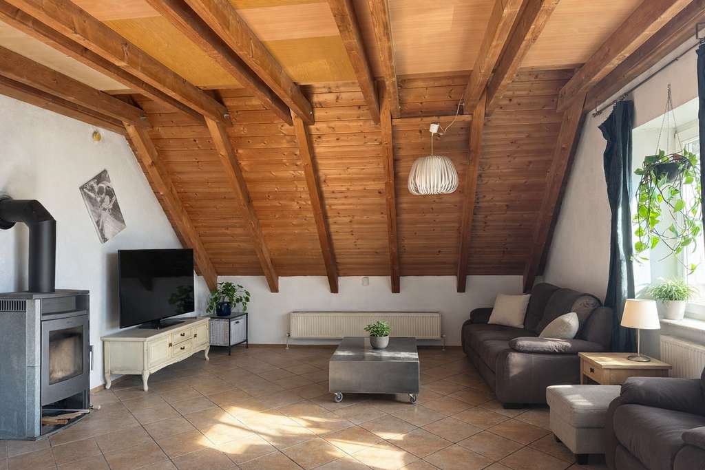 Immobilie in Fraunberg - Wohnen mit Charakter: Dachgeschosswohnung ruhig gelegen mit extra Raum - Bild 2