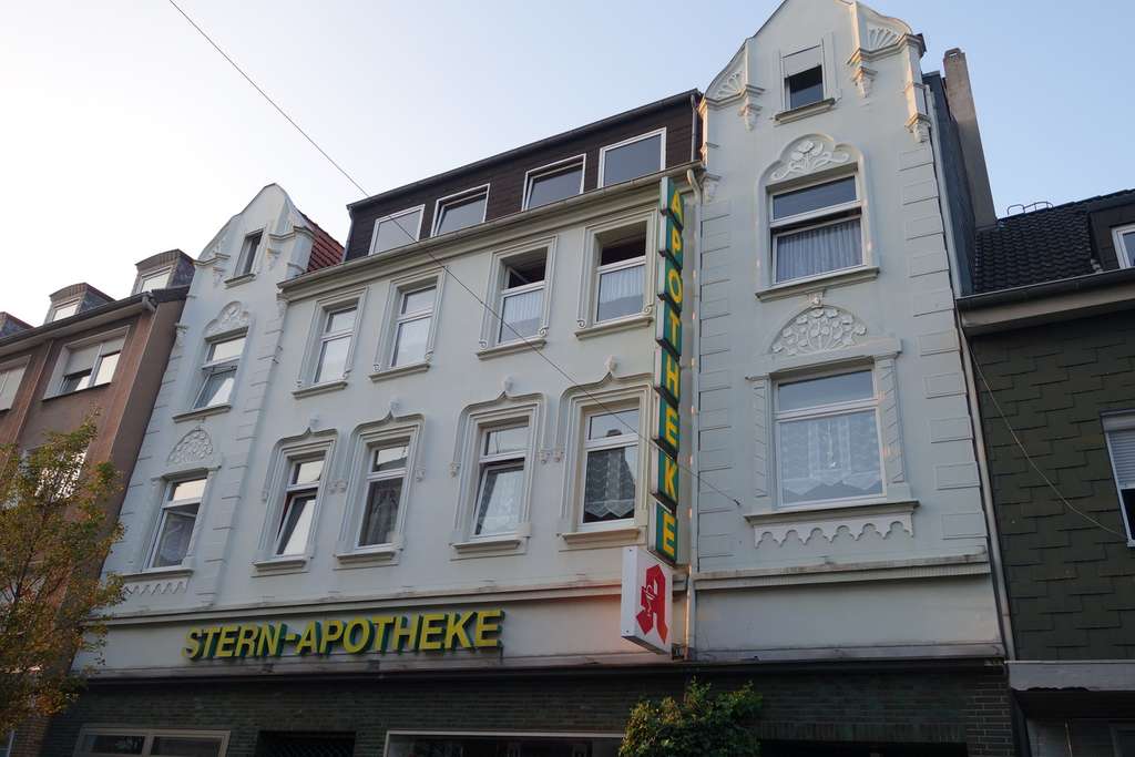 Wohn- und Geschäftshaus mit Apotheke, großem Garten & Garagen – gepflegtes Anlageobjekt in Horst