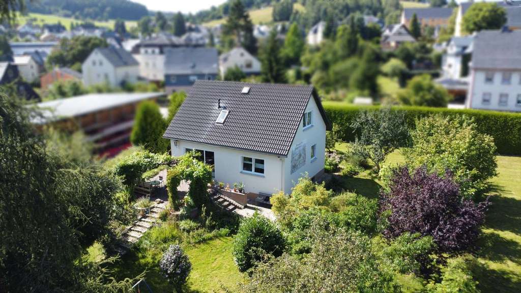 Immobilie in Lauter-Bernsbach - Gemütliches Einfamilienhaus mit Keller und tollem Garten! - Bild 0