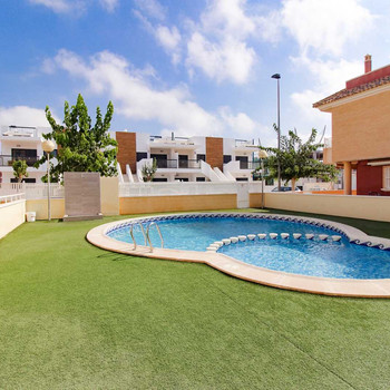 BUNGALOW mit GEMEINSCHAFTSPOOL, NEU RENOVIERTampnbspWOHNUNG REF MG014Die Wohnung verfügt über ein ge