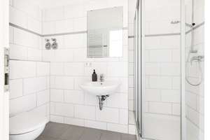 Helmholtzkiez: Lichtdurchfluteter 4-Zimmer Altbau, 4. OG, Lift, große Terrasse & 2 Balkone, 2 Bäder – Schönhauser Allee 52, 10437 Prenzlauer Berg, Berlin – Vorschaubild 19