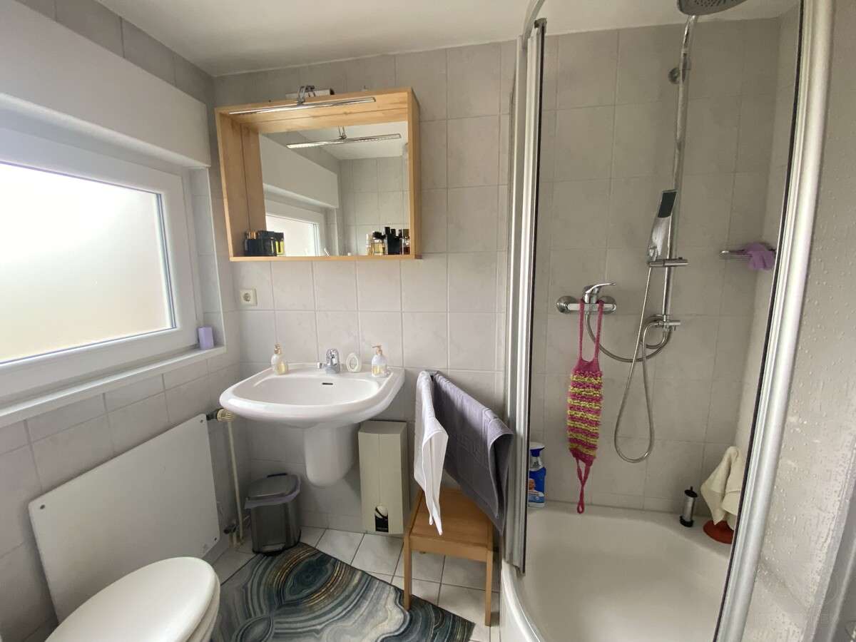 Immobilie in Holle - Haus mit großem Grundstück und 3 Garagen. Perfekt für Familien, Mehrgenerationen & Vermietung. - Bild 4