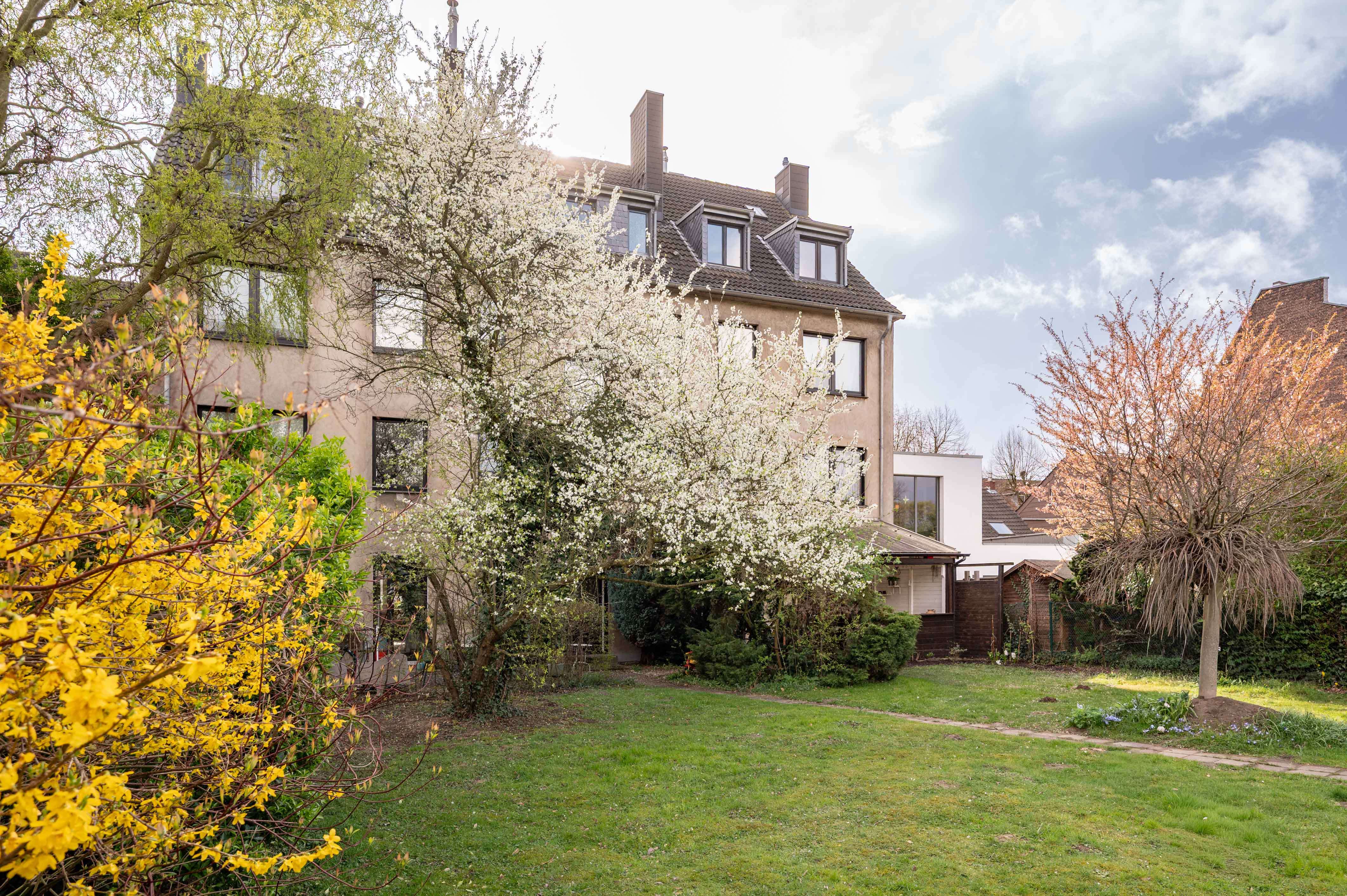 Dachgeschosswohnung mit Ausbaupotenzial & 45 m² Nutzfläche – Düsseldorf-Heerdt, Düsseldorf – Bild 1