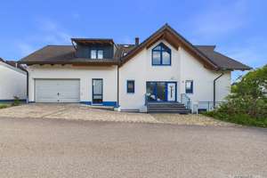 Großes Mehrparteienhaus mit Haupthaus und 2 Einliegerwohnungen in idyllischer Lage von Pommelsbrunn – Die vollständige Adresse der Immobilie erhältst du vom Anbieter., 91224 Pommelsbrunn – Vorschaubild 1