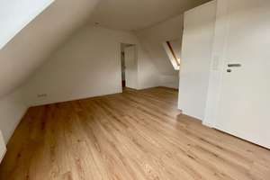 Exklusive 2 Zimmer DG-Wohnung + Einbauküche, Hanau Stadtmitte (nähe Klinikum) – In den Türkischen Gärten 20, 63450 Innenstadt, Hanau – Vorschaubild 1