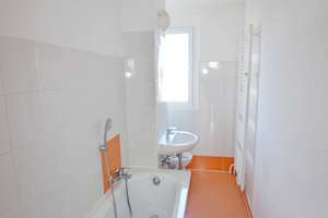 Bezug sofort möglich! 3-Raum-Wohnung, Badewanne, Aufzug, Balkon, PKW-Stellplatz! – Am Rosengarten 29, 6526 Sangerhausen – Vorschaubild 8