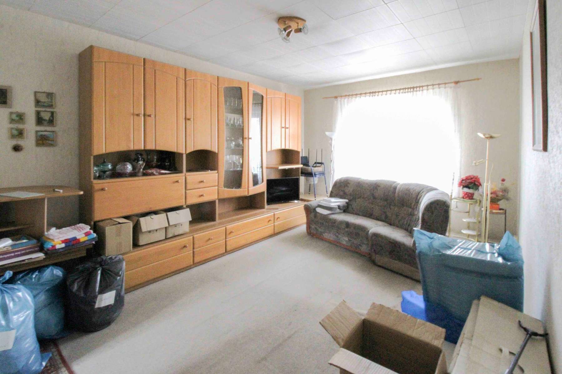 Bezugsfrei: Sanierungsbedürftige 2- Zimmer-Wohnung mit Balkon in Weißensee, Berlin – Bild 2