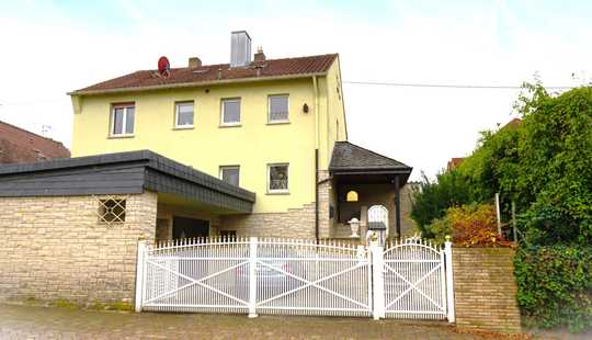 Bild von - RESERVIERT - Zweifamilienhaus mit großem Grundstück und Entwicklungspotenzial in ruhiger Lage