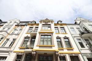 Jugendstil-  Sanierungsbedürftige Altbauwohnung  in Top-Lage! +Balkon + über 50qm Spitzboden