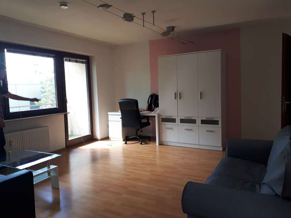 mit Zugang zum Balkon 