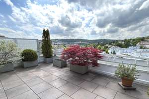 Großzügige Penthouse Wohnung mit separaten Arbeitszimmer-Zugang!