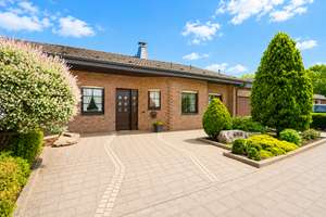 • Exklusiver BUNGALOW mit giebelhohen Decken, Kamin & wohnlichem Souterrain in gehobener Lage... – Die vollständige Adresse der Immobilie erhältst du vom Anbieter., 41238 Giesenkirchen-Mitte, Mönchengladbach – Vorschaubild 5