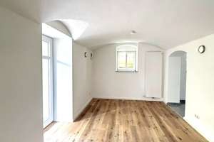 Frisch sanierte 2-Raumwohnung mit großer Terrasse und Möglichkeit auf EBK wartet auf Sie!