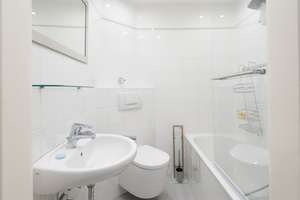 Modernisierte 2,5 Zimmer-Wohnung mit Balkon zum Innenhof in München-Lehel – Seitzstr. 12, 80538 Lehel, München – Vorschaubild 9