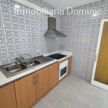 Wohnung im vierten Stock des Gebäudes gelegen.