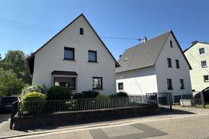 Solides und gepflegtes Einfamilienhaus mit Hof, Garten und 2 Garagen – Die vollständige Adresse der Immobilie erhältst du vom Anbieter., 76857 Silz – Vorschaubild 3