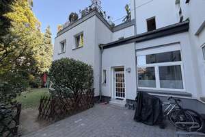 Eigentumswohnung mit Haus-im-Haus-Charakter, Garten und Terrasse!