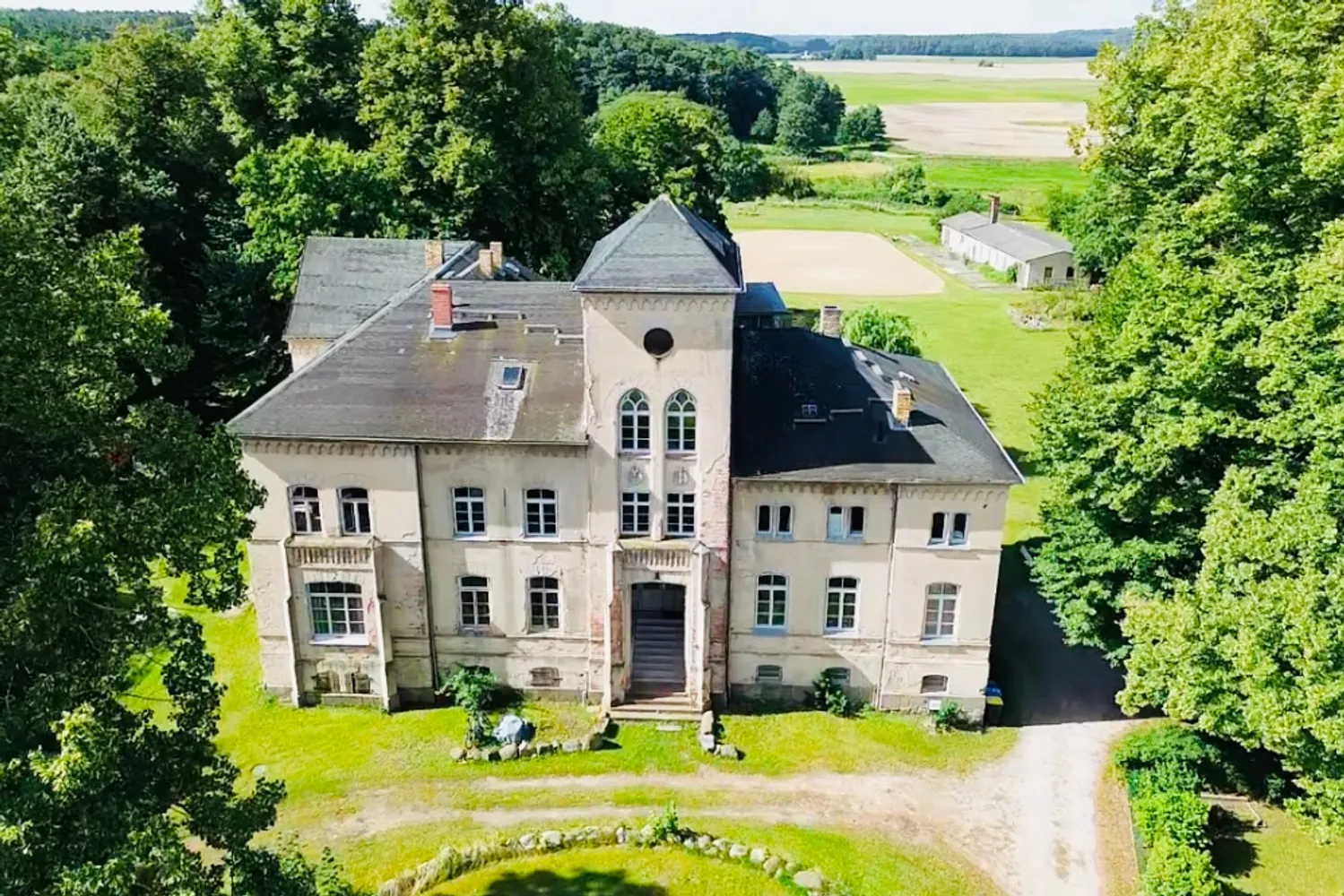 Gutshaus in Kobrow – Haushälfte mit Turm, Gewölbekeller und Ausbaureserve, Rostock Kreis – Bild 4