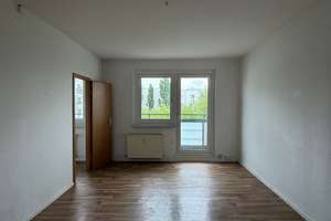 Single-Apartment mit Balkon und Wannenbad - nur für EINE Person! – Kastanienallee 100, 12627 Hellersdorf, Berlin – Vorschaubild 1