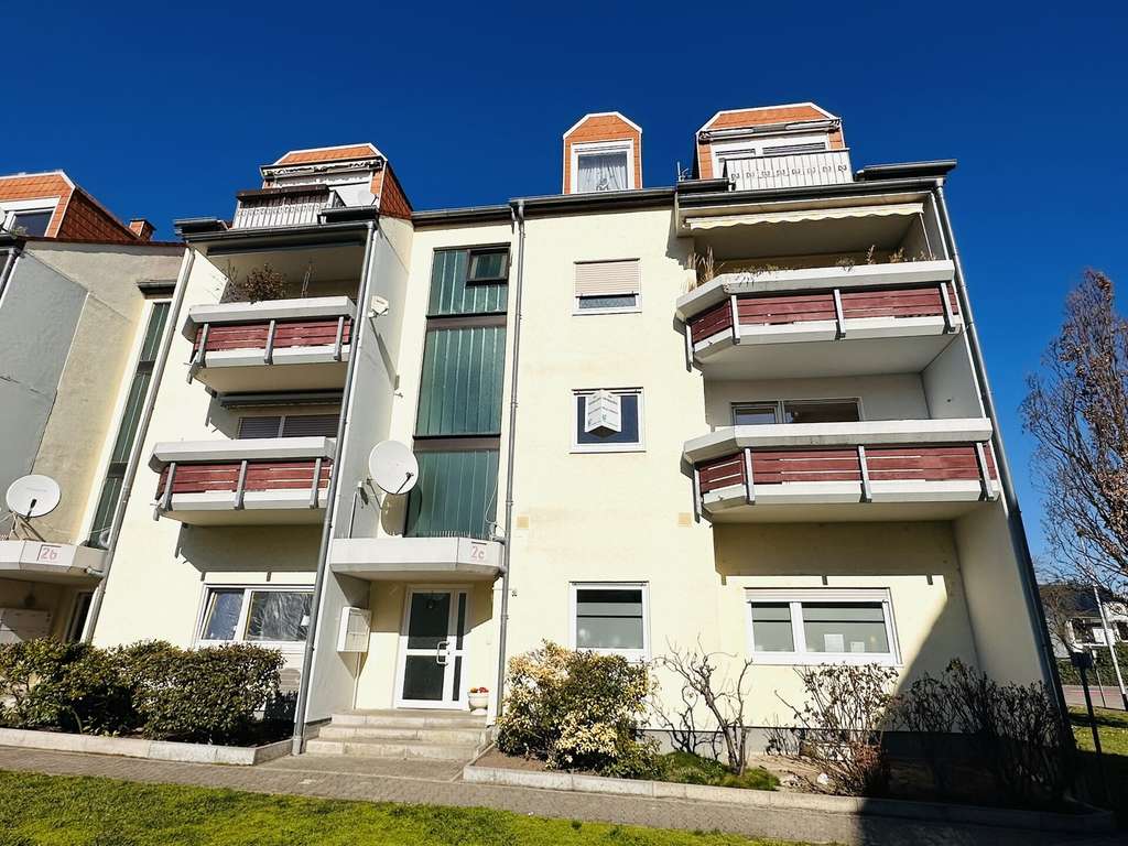 Immobilie in Beindersheim - Helle 4-Zimmer-Wohnung im 1. OG mit Balkon & 2 Stellplätzen bezugsfrei in Beindersheim/ Pfalz - Bild 0