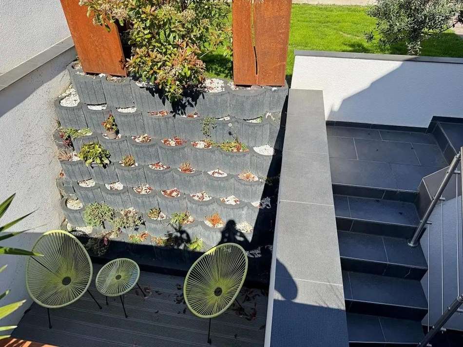 Blick auf den Balkon UG