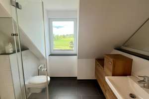 Moderne 3-Zimmer-Galeriewohnung inkl. hochwertiger Küche mit Bora und Miele-Geräten – In der Breite 9, 87746 Erkheim – Vorschaubild 18