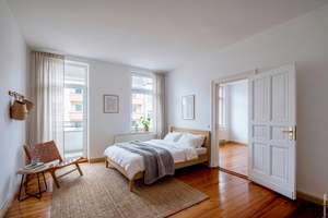 Helle 2-Zimmer-Altbauwohnung mit Balkon in der Nähe zum Boxhagener Platz – Die vollständige Adresse der Immobilie erhältst du vom Anbieter., 10247 Friedrichshain, Berlin – Vorschaubild 1