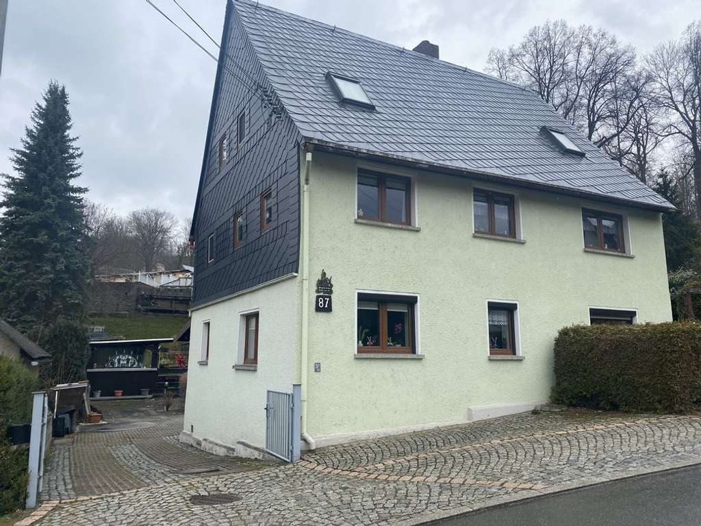 Immobilie in Grünhainichen - Einfamilienhaus mit Doppelgarage und schönem Garten - Bild 0