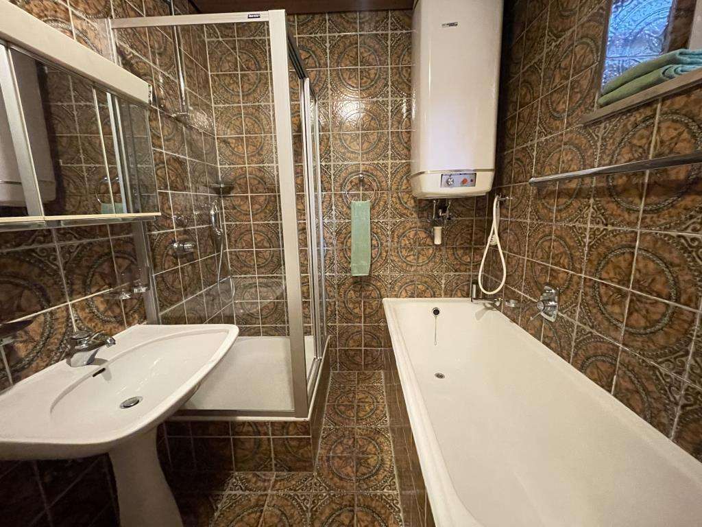 Immobilie in Lappersdorf - Mehrfamilienhaus mit Entwicklungspotenzial Lappersdorf – Naturverbunden und Stadtnah - Bild 1