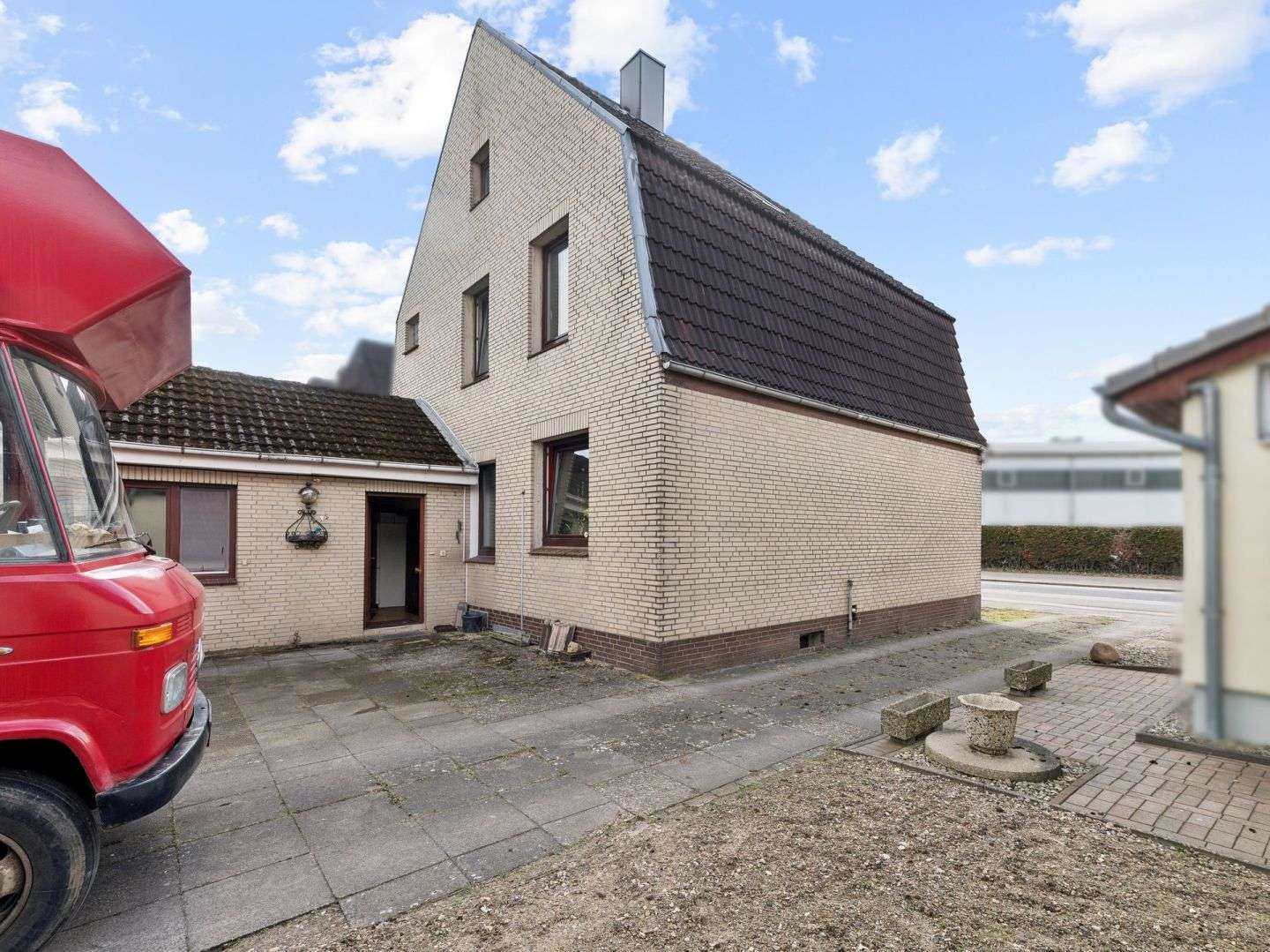 Modernisierungsbedürftiges Einfamilienhaus mit Einliegerwohnung und großem Grundstück in Neumünster, Neumünster – Bild 2