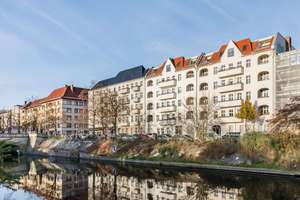 Wohnen am Wasser: Altbauwohnung mit Balkon und Wasserblick bezugsfrei zum 01.04.2027
