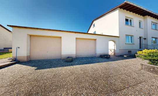 ~~ GROSSZÜGIGES WOHNHAUS MIT GARTEN, BALKON UND ZWEI GARAGEN - AUCH ALS ZWEIFAMILIENHAUS NUTZBAR ~~