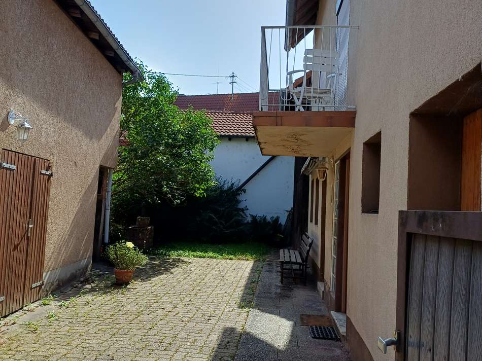 Hausansicht mit Hof