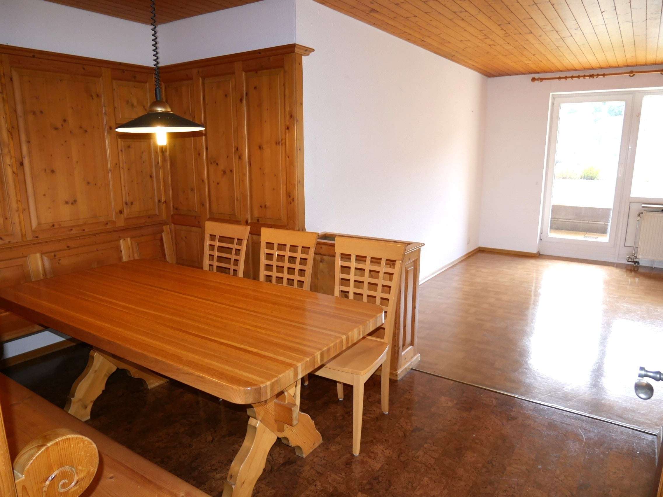 Immobilie in Schönwald im Schwarzwald - Wohnen mit Aussicht: 2,5-Zimmer-Dachgeschosswohnung in 78141 Schönwald! - Bild 2