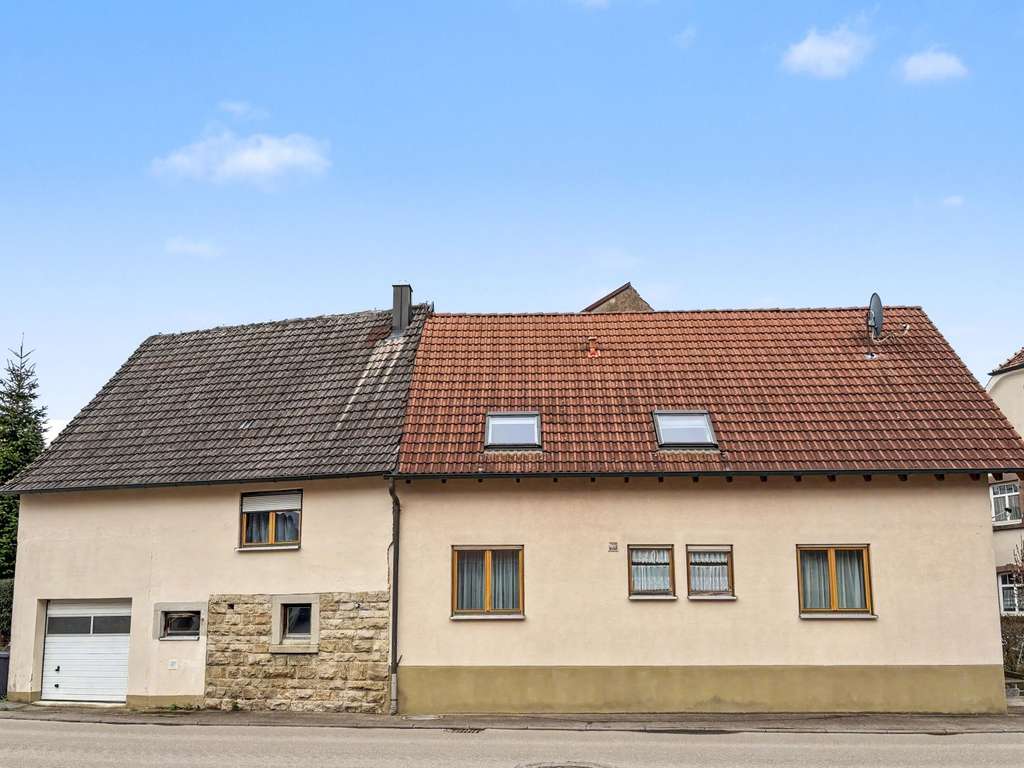 Immobilie in Schrozberg - Gepflegtes Zweifamilienhaus mit Garten in Schrozberg - Eigennutzung oder Kapitalanlage - Bild 1