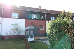 Tolles Reihenmittelhaus mit Terrasse und Carport in zentraler Lage – Die vollständige Adresse der Immobilie erhältst du vom Anbieter., 8056 Schedewitz/Geinitzsiedlung, Zwickau – Vorschaubild 2