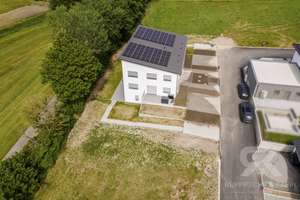Erstbezug in Bestlage - Hochwertige Doppelhaushälfte mit ELW, PV und Weitblick über die Felder – Die vollständige Adresse der Immobilie erhältst du vom Anbieter., 92699 Irchenrieth – Vorschaubild 2
