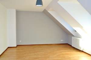 Krefeld - Am Kaiser-Wilhelm Museum, renovierte 2 Zimmer Dachgeschoss Wohnung,  saniertes Wannenbad – Die vollständige Adresse der Immobilie erhältst du vom Anbieter., 47798 Stadtmitte, Krefeld – Vorschaubild 2