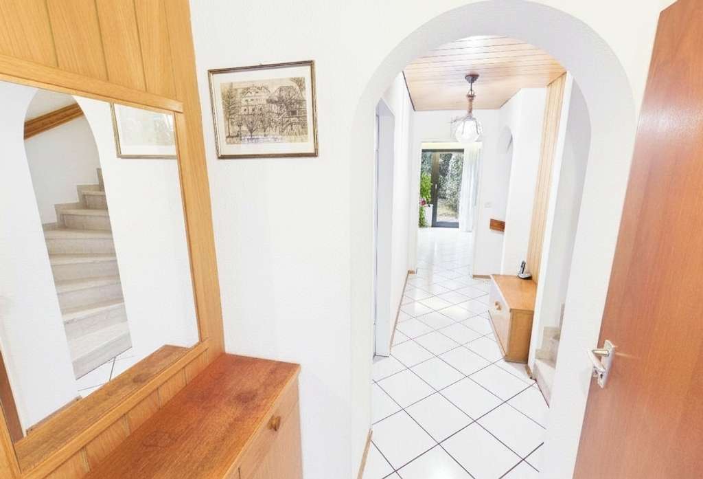 Immobilie in Heilsbronn - Viel Platz für die Familie: Gepflegtes Reihenhaus mit Garage in attraktiver Lage von Heilsbronn - Bild 2