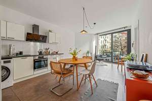 Bezugsfrei: City-Apartment aus 2022 mit raumhohen Fenstern