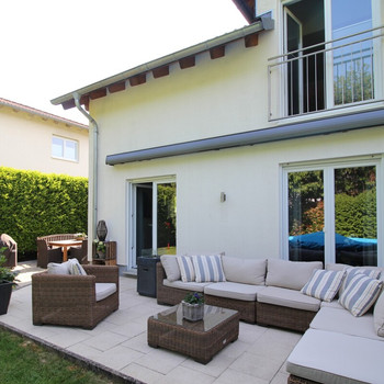 Familienglück in Top-Lage: Charmante DHH mit Garten in Vockenhausen