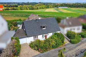 Geschichte und Zukunft – Historisches Zweifamilienhaus mit großem Areal zur eigenen Gestaltung