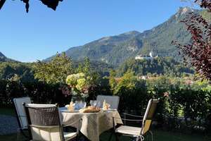 SECRET SALE - Zeitlos elegant, unverwechselbar schön – Ihr exklusives Do­mi­zil mit Burg & Bergblick