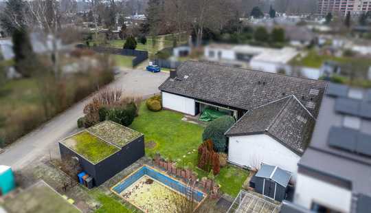 Bild von Beste Lage, viele Möglichkeiten: Zweigeteilter Bungalow im klassischen Stil in der Neutra-Siedlung