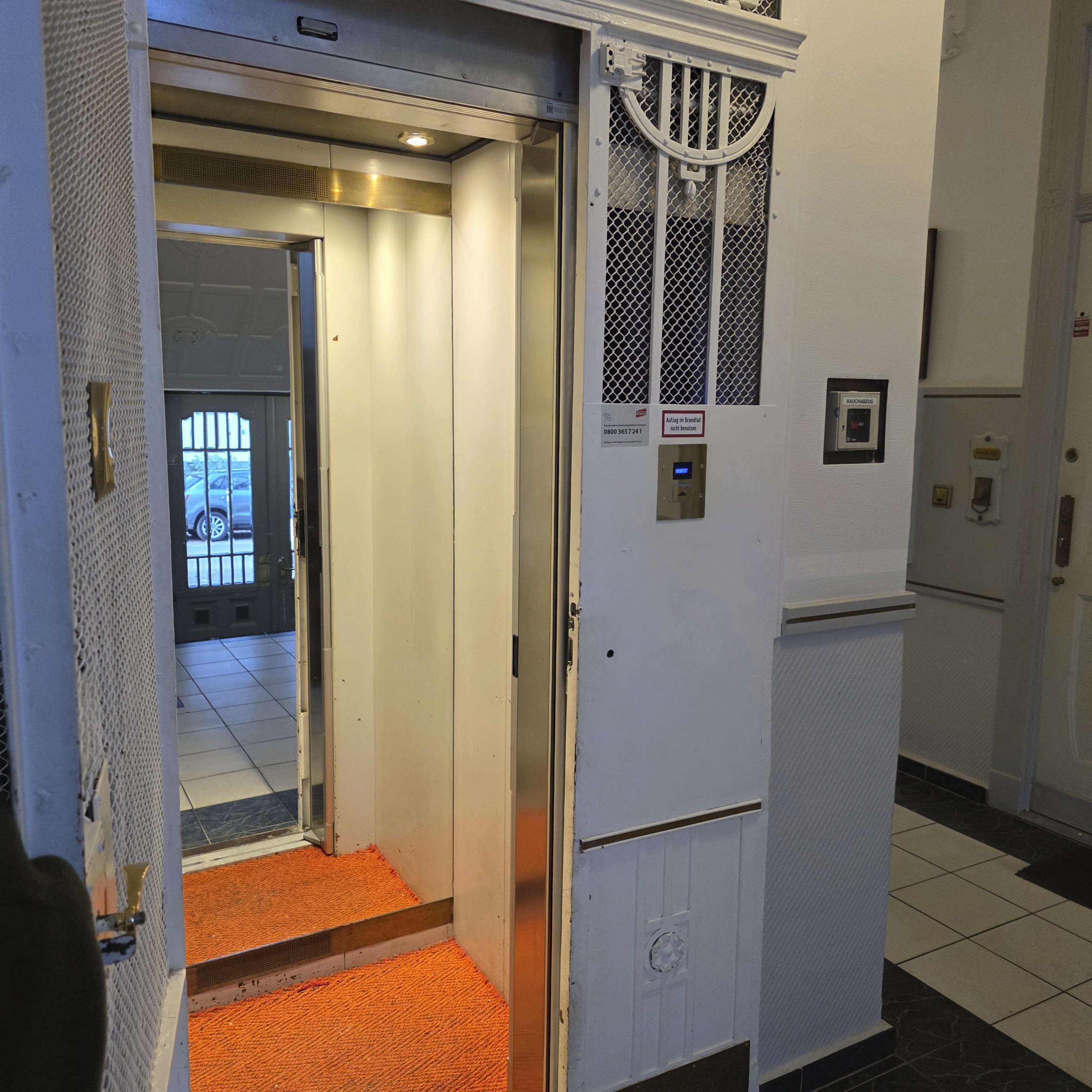 Ruhige Ku’damm-Lage: 4-Zimmer-Altbau mit Stuck, Dielen, Balkon & Aufzug, renovierungsbedürftig, Berlin – Bild 4