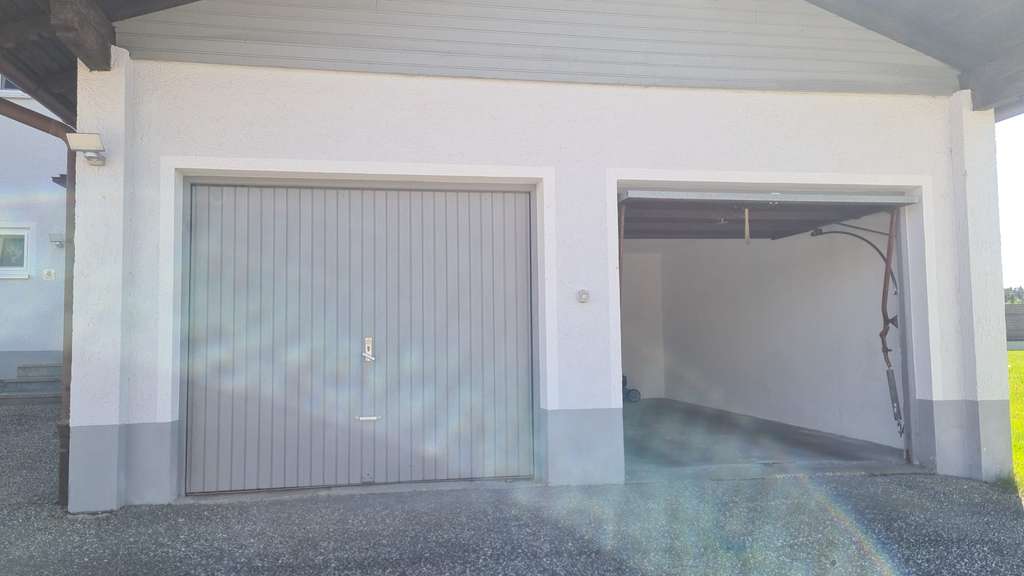Immobilie in Fürstenstein - Attraktives Mehrfamilienhaus mit zwei Wohneinheiten und Garagen - Bild 2