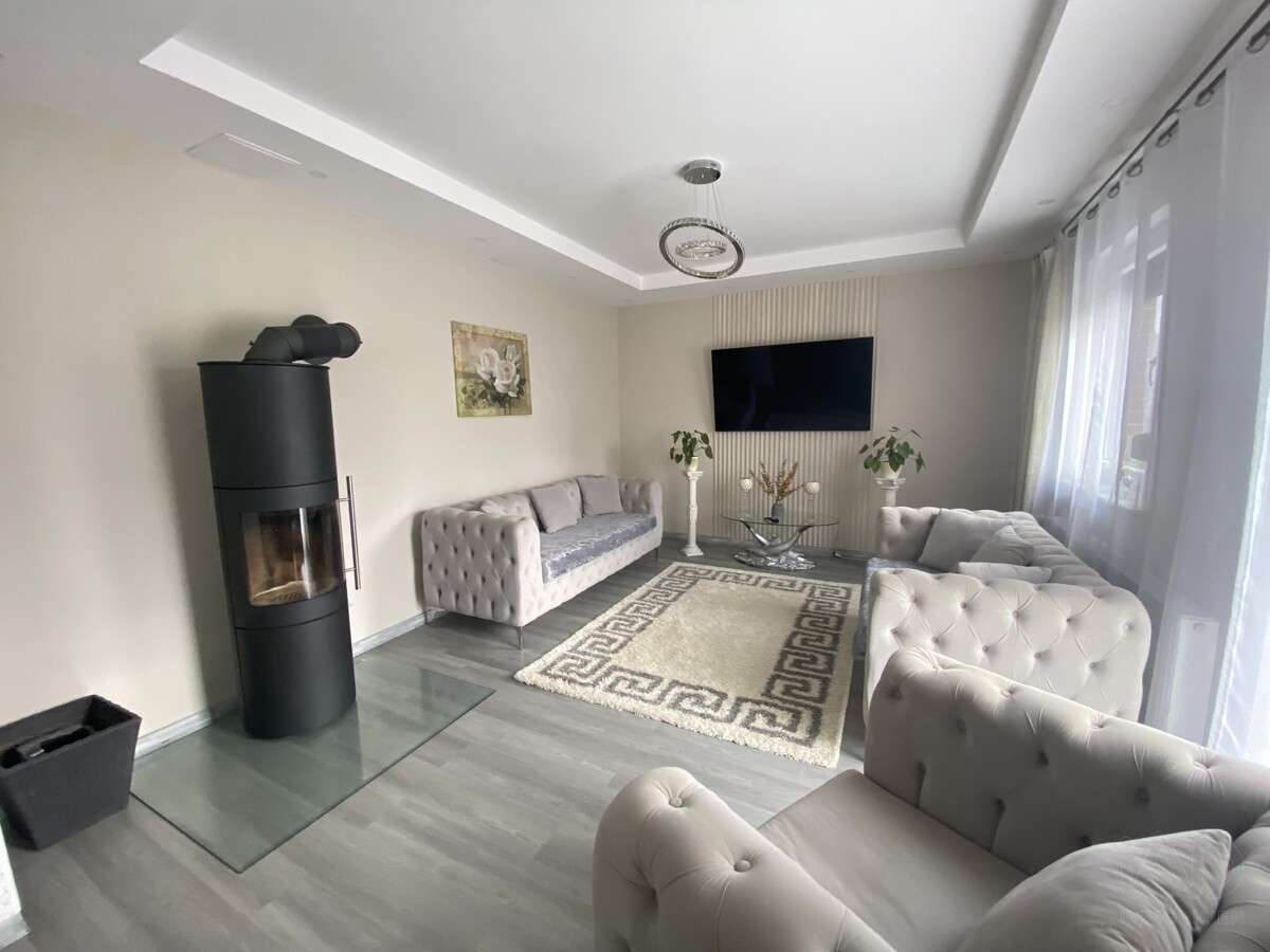 Immobilie in Holle - Haus mit großem Grundstück und 3 Garagen. Perfekt für Familien, Mehrgenerationen & Vermietung. - Bild 3