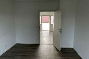 Kernsanierte Wohnung: neue EBK mit Insel, neue Fenster, Böden, Fliesen, sowie Heizung – Von-Richthofen-Straße 31, 86159 Hochfeld, Augsburg – Vorschaubild 6