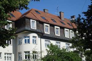 Frisch sanierte 2-Zimmer-Altbauwohnung in historischem Mehrfamilienhaus mit Gaststätte